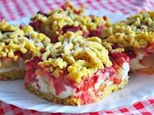 Fot. MIENTA, Ciasto z truskawkami, rabarbarem i budyniową pianką