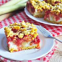 Ciasto z truskawkami, rabarbarem i budyniową pianką