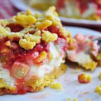 Ciasto z truskawkami, rabarbarem i budyniową pianką