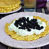 Gofry z bitą śmietaną i jagodami