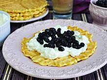 Fot. MIENTA, Gofry z bitą śmietaną i jagodami