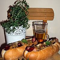 Hot dogi z syropem klonowym i musztardową cebulką