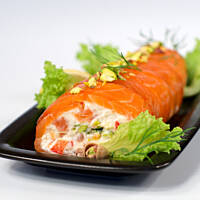 Roladki łososiowe z aksamitną masą serową i pistacjami