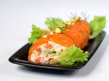 Fot. Wkn, Roladki łososiowe z aksamitną masą serową i pistacjami