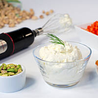 Roladki łososiowe z aksamitną masą serową i pistacjami