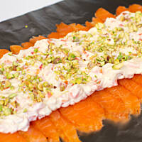 Roladki łososiowe z aksamitną masą serową i pistacjami