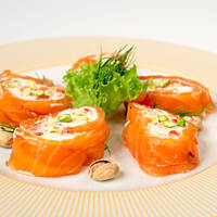 Roladki łososiowe z aksamitną masą serową i pistacjami