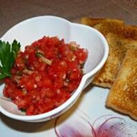 Pomidorowy tatar na grzankach