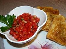 Fot. CattiBrie, Pomidorowy tatar na grzankach