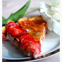 Tarta z kremem waniliowym i truskawkami