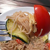 Obiad w 5 minut. Makaron, warzywa, tuńczyk.