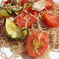 Obiad w 5 minut. Makaron, warzywa, tuńczyk.