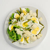 Sałatka jajeczno-kalafiorowa z lekkim sosem