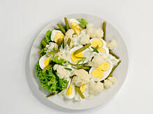 Fot. Wkn, Sałatka jajeczno-kalafiorowa z lekkim sosem