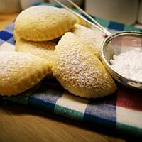 Pieczone pierożki z budyniem