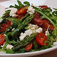 Sałatka z grillowanymi szparagami, wędzonym twarogiem, chrupiącym boczkiem