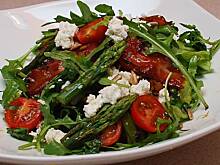 Fot. katy12, Sałatka z grillowanymi szparagami, wędzonym twarogiem, chrupiącym boczkiem