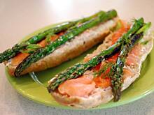 Fot. katy12, Kanapka ze grillowanymi szparagami i wędzonym łososiem