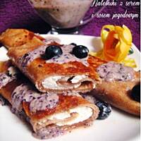 Naleśniki pełnoziarniste z serem i sosem jagodowym