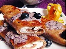 Fot. Mloda, Naleśniki pełnoziarniste z serem i sosem jagodowym