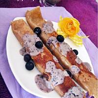 Naleśniki pełnoziarniste z serem i sosem jagodowym