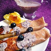 Naleśniki pełnoziarniste z serem i sosem jagodowym