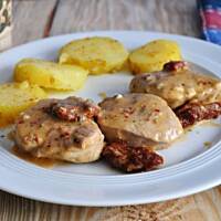 Polędwiczki wieprzowe z suszonymi pomidorami w sosie z gorgonzoli