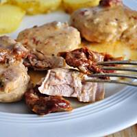 Polędwiczki wieprzowe z suszonymi pomidorami w sosie z gorgonzoli