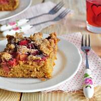 Orkiszowe ciasto z rabarbarem, truskawkami i orzechową kruszonką