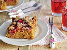 Fot. MIENTA, Orkiszowe ciasto z rabarbarem, truskawkami i orzechową kruszonką