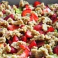 Orkiszowe ciasto z rabarbarem, truskawkami i orzechową kruszonką