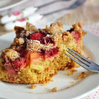 Orkiszowe ciasto z rabarbarem, truskawkami i orzechową kruszonką