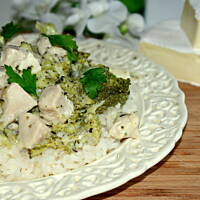 Pierś kurczaka w sosie brokułowo - serowym