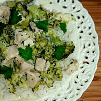 Pierś kurczaka w sosie brokułowo - serowym