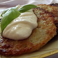 Placki ziemniaczane z kleksem śmietany
