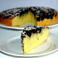 Ucierane ciasto z jagodami