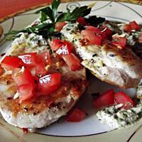 Medaliony drobiowe w sosie jogurtowo - szpinakowym