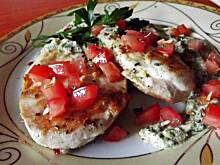 Fot. Agiatis, Medaliony drobiowe w sosie jogurtowo - szpinakowym