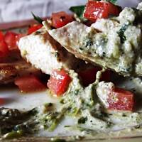 Medaliony drobiowe w sosie jogurtowo - szpinakowym