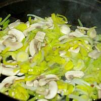 Poledwiczka faszerowana porem i pieczarkami