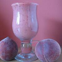 Koktajl z brzoskwiń i czerwonych porzeczek