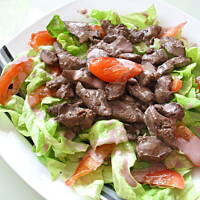 Sałatka z wątróbką w winnym sosie