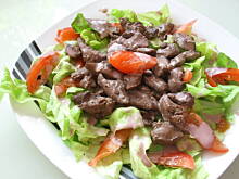 Fot. Agiatis, Sałatka z wątróbką w winnym sosie