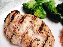 Fot. Mloda, Grillowana pierś w marynacie jogurtowo - czosnkowej