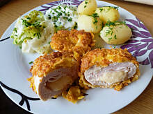 Fot. Mama - Różyczki, Chrupiące  składane kotlety drobiowe  z szynką  i serkiem topionym