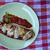 Cukinia faszerowana mięsem mielonym w sosie pomidorowym