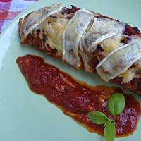 Cukinia faszerowana mięsem mielonym w sosie pomidorowym