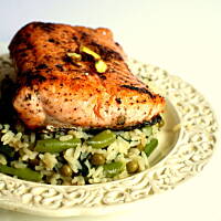 Smażony łosoś na zielonym ryżu