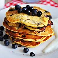 Orkiszowe pancakes z jagodami