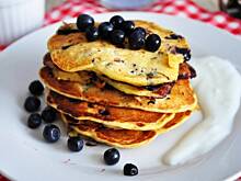 Fot. MIENTA, Orkiszowe pancakes z jagodami